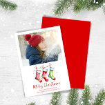 Frohe Weihnachts-Foto Wasserfarbe Strumpf Feiertagskarte<br><div class="desc">Dieses Design verfügt über eine fröhliche Weihnachtskarte,  mit Aquarellfarben-Strümpfen,  einer einzigen Fotovorlage,  mit einem niedlichen Vintagen Stil,  einem einfachen Minimalisten und einem eleganten Pinselskript,  mit elegantem,  roten und grünen Stil,  einer farbenfrohen,  lustigen Urlaubsfotokarte.</div>