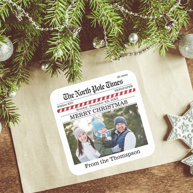 Frohe Weihnachts-Foto Whimsical Newspaper Print Quadratischer Aufkleber (Merry Christmas holiday Newspaper photo sticker.)