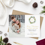 Frohe Weihnachts-Foto Winter Greenery Monogram Folien Feiertagskarte<br><div class="desc">Diese elegante Weihnachten- und Happy New Year-Urlaubskarte verfügt über ein Portrait-Foto neben einem wunderschönen Blumenkranz im Aquarell mit individuellem Goldfolien-Monogramm-Initial. Der stylische Text enthält "Unsere neue Zuhause für den Urlaub" und Ihre neue Adresse. Ein korrespondierender bordeauxroter Aquarellhintergrund zieht die Rückseite der Karte an.</div>