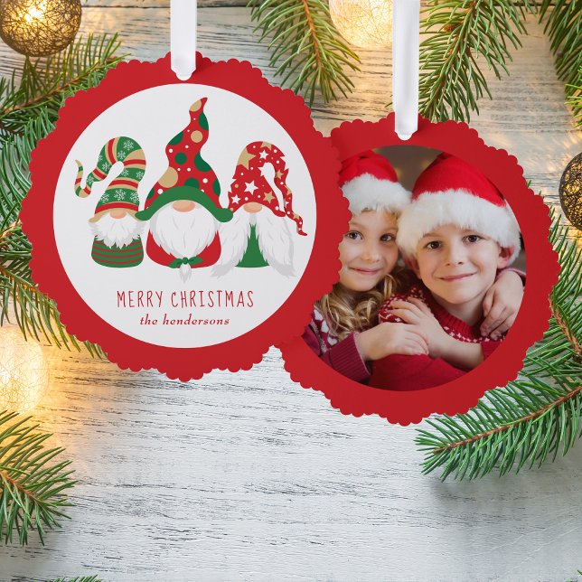 Frohe Weihnachts Gnomes Foto Red Ornament Karte (Share the love and warmth of the holiday season with a photo paper ornament card)