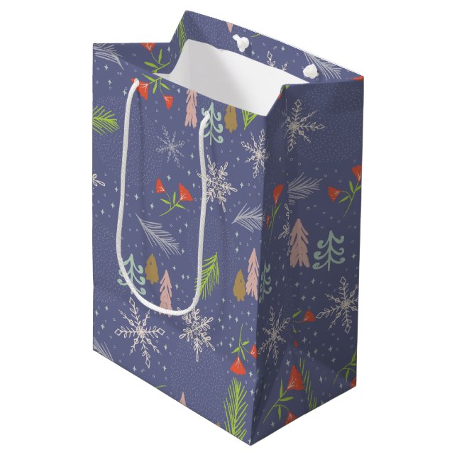 Frohe Weihnachts handgezeichnete Bäume Schneeflock Mittlere Geschenktüte (Vorderseite Schrägansicht)