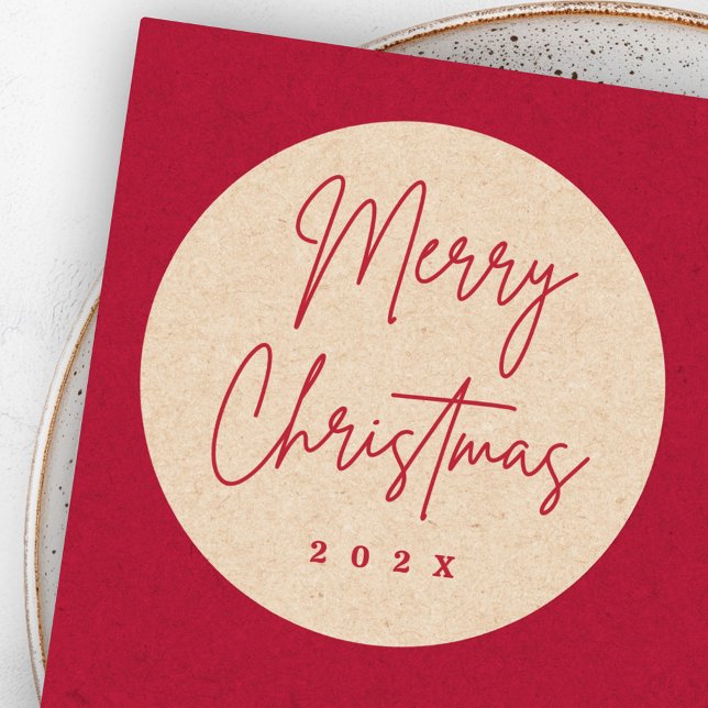 Frohe Weihnachts handschriftlich Drehbuch roten Kr Runder Aufkleber (Merry Christmas handwritten script red Kraft look Classic Round Sticker)