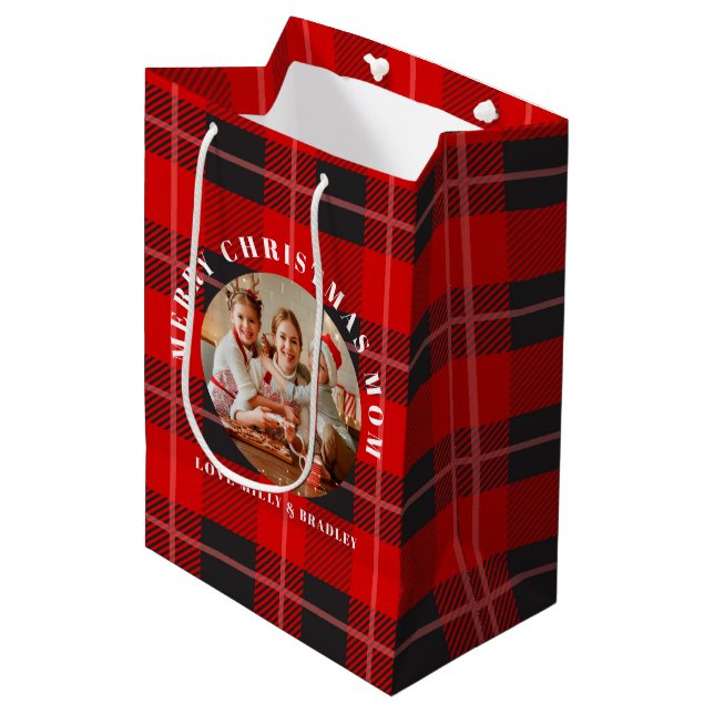 Frohe Weihnachts-Mama Rotes Kariertes Personalisie Mittlere Geschenktüte (Vorderseite Schrägansicht)