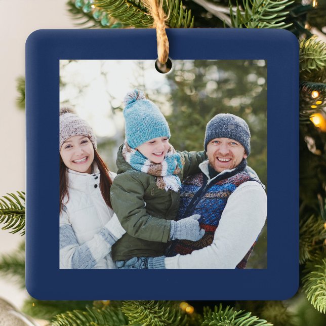 Frohe Weihnachts Navy Blue Foto Script Keramikornament (Navy blue Merry Christmas photo holiday ornament.)