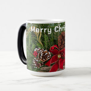 Frohe Weihnachts Red Bow Pine Cones PIne Branches Verwandlungstasse
