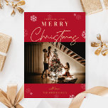 Frohe Weihnachts Red One Family Foto Foil Card Folien Feiertagskarte<br><div class="desc">Verteilen Sie den festlichen Beifall mit einer personalisierten Weihnachtsgrüßkarte für das Foto. In dieser Saison bietet die Grußkarte Platz für ein großes Foto und Ihren Familiennamen. Die echte Goldfolie ergänzt diese frohe Weihnachtskarte perfekt,  und der reiche rote Hintergrund und das subtile Schneeflottmotiv bringen diesen Weihnachtsgeist.</div>