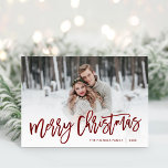 Frohe Weihnachts Red Script Foto Overlay Feiertagskarte<br><div class="desc">Erschwingliche, individuell bedruckte Weihnachtskarten mit einfachen Vorlagen für die Anpassung. Dieses stilvolle, moderne Design verfügt über burgundische rote Schrift Merry Christmas Typografie überlagert auf Ihrem vollen Foto bluten. Personalisieren Sie es mit Ihren Fotos, Familiennamen, dem Jahr oder anderen benutzerdefinierten Texten. Faltete Grußkarten sind innen leer. Verwenden Sie die Designtools, um...</div>