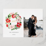 Frohe Weihnachts-Rose Folien Feiertagskarte<br><div class="desc">Frohe Weihnachts rote Aquarellfarben Rose und Weihnachtsbaumzweige Wraath Design Foto Urlaubskarte mit echter Folie</div>