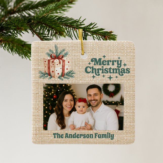 Frohe Weihnachts-Rot-Foto-beige Burlap-Geschenkbox Keramikornament (Von Creator hochgeladen)