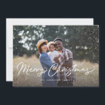 Frohe Weihnachts-Schnee-Foto Feiertagskarte<br><div class="desc">Feiern Sie den Urlaub mit dieser schicken Weihnachtsfotokarte mit modernem Drehbuch und Schneefall.</div>
