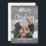 Frohe Weihnachts-Winter-Fotokarte Feiertagskarte<br><div class="desc">Rustikal Frohe Weihnachtskohle Grau Hand Skript Snowflake Holiday Winter Foto Card. Foto und Text dieses handgeschriebenen Pinselskripts können mit Ihrem Foto und Namen aktualisiert und angepasst werden.</div>