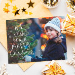 Frohe Weihnachtsbaum ein Foto niedlicher Typ Rot Feiertagskarte<br><div class="desc">Wir wünschen Ihnen frohe Weihnachten! Diese Urlaubsfotokarte zeigt eine klassische Nachricht in einer lustigen Weihnachtsbaumform auf einem horizontalen Foto. Diese hübsche Karte ist eine tolle Möglichkeit, Freunden und Familie Weihnachtsjubeln zu schenken. Die spielerische Typenbearbeitung ist wie ein Weihnachtsbaum geformt und mit schneebedeckten Fesseln versehen. Der Rücken ist ein festliches Rot,...</div>