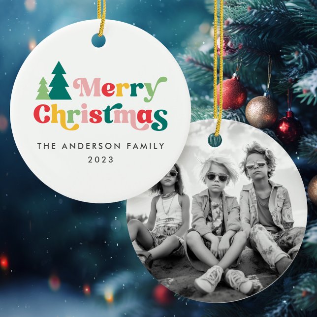 Frohe Weihnachtsbäume bunter Retro-Schriftart Keramik Ornament (Merry Christmas trees colorful retro font Ceramic Ornament)