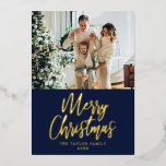Frohe Weihnachtsbild Navy Blue Modern Gold Foil Folien Feiertagskarte<br><div class="desc">Feiern Sie diese Weihnachtszeit mit dieser schönen und eleganten Folienkarte! Ideal für Ihre Weihnachtskarte in diesem Jahr,  können Sie Ihre Unterschrift (Familienname und Datum) sowie die Nachricht auf der Rückseite anpassen.</div>