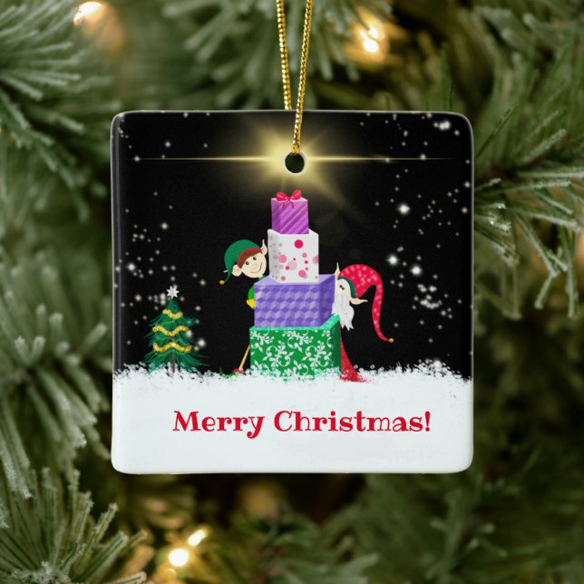 Frohe Weihnachtselfen mit Weihnachtsgeschenken Keramikornament (Baum)