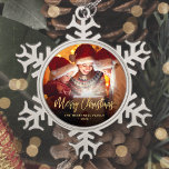 Frohe Weihnachtsfamilie Foto Elegante Goldene Schr Schneeflocken Zinn-Ornament<br><div class="desc">Verbringen Sie Ihren Urlaub Freunden und Familie mit diesem modernen Sake-Ornament. Der goldene Imitat-Folientext liest "Frohe Weihnachten" in elegantem Schriftzeichen. Ersetzen Sie das Beispielbild durch Ihr Lieblings-Foto,  und fügen Sie Ihren Familiennamen und das Jahr hinzu. Ein Filter mit schwarzem Farbverlauf hilft,  den Text zu Pop zu machen.</div>