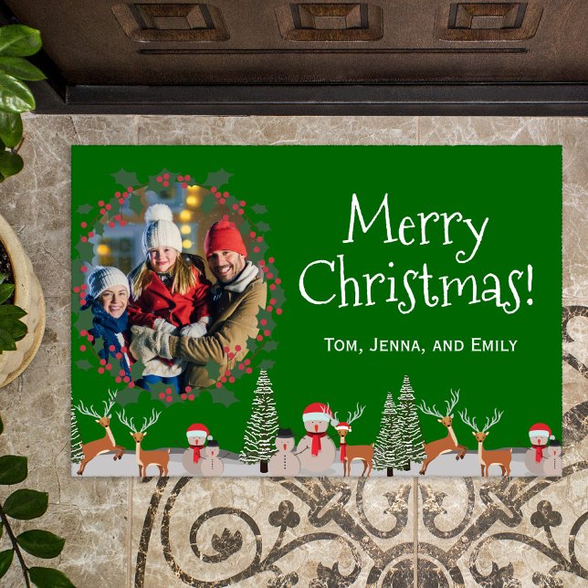 Frohe Weihnachtsfamilie Foto mit Snowman Green Fußmatte (Von Creator hochgeladen)