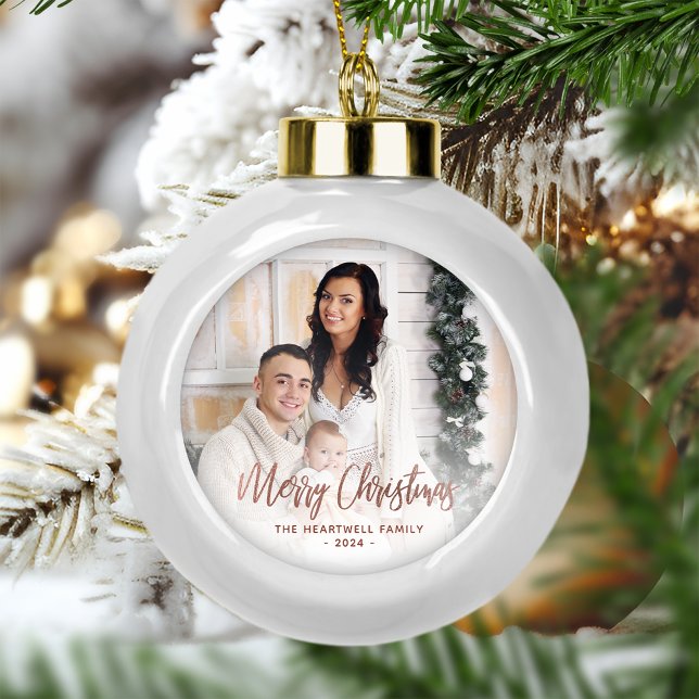 Frohe Weihnachtsfamilie Foto Rose Gold Script Keramik Kugel-Ornament (Von Creator hochgeladen)