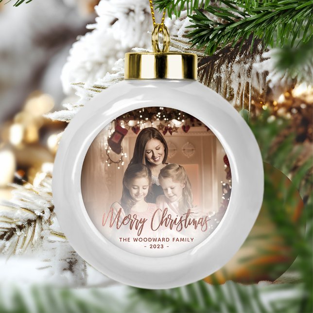 Frohe Weihnachtsfamilie Foto Rose Gold Script Keramik Kugel-Ornament (Von Creator hochgeladen)