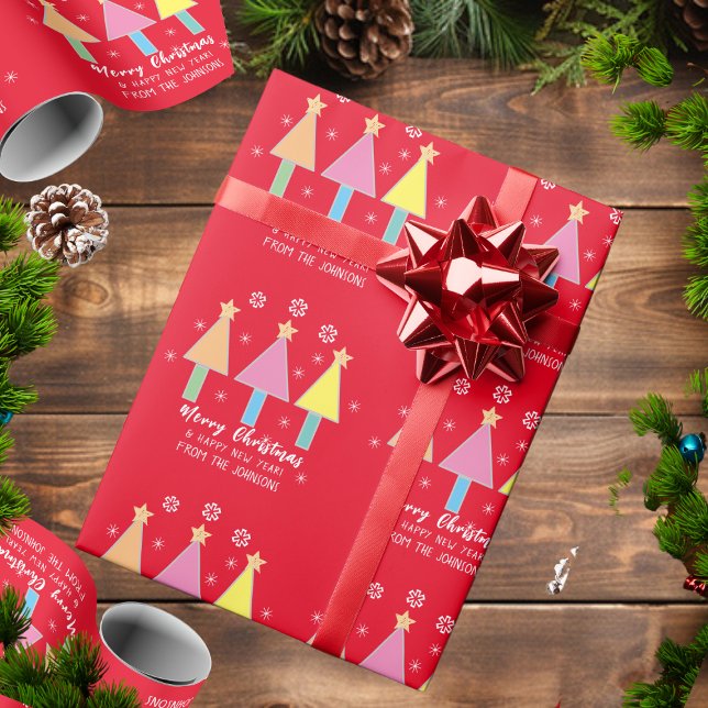 Frohe Weihnachtsfamilie Name Moderne Niedliche Wei Geschenkpapier (Wrap things up nicely with this cheerful personalized Christmas gift wrap.)