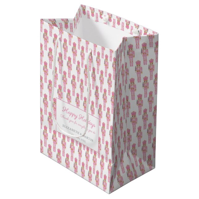 Frohe Weihnachtsfeiertage Pink Nutcracker Holidays Mittlere Geschenktüte (Vorderseite Schrägansicht)