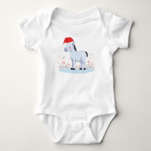 Frohe Weihnachtsferien mit Weihnachtsmannmütze und Baby Strampler