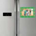 Frohe Weihnachtsfußball mit Snack Food Muster Magnetischer Bilderrahmen<br><div class="desc">Ein stilvolles,  einzigartiges Weihnachtsfußballmuster mit Fußball,  die eine Weihnachtsmannmütze trägt und in einem weißen Kranz inmitten beliebter Fußballsnacks sitzt. "Fröhliche Weihnachten" süße Cane Stripe Worte,  Fußball Winter-Clements,  und Candy Cane mit Fußball Motiv ist perfekt als magnetischer Rahmen!</div>
