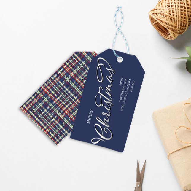 Frohe Weihnachtskalligrafie Script Navy Blue Karie Geschenkanhänger (Merry Christmas stylish silver calligraphy script gift tag with a navy blue green plaid pattern. )