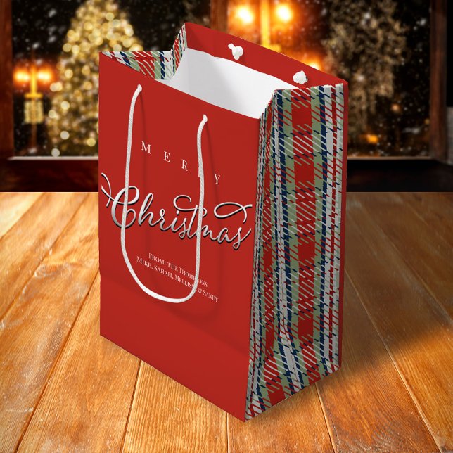 Frohe Weihnachtskalligrafie Script Niedlich Red Ka Mittlere Geschenktüte (Merry Christmas holiday red and green plaid pattern gift bag.)