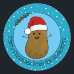 Frohe WeihnachtsKartoffel Personalisiert Runder Aufkleber<br><div class="desc">Frohe WeihnachtsKartoffel mit einer roten Weihnachtsmannmütze mit einem weißen Pelzschnitt und einem weißen flauschigen Pompom. Sein Körper ist braun mit kleinen schwarzen Punkten für die Augen und einem großen glücklichen Lächeln. Er hat Arme und hält grüne heilige Blätter mit roten Beeren. Hinter ihm steht ein blauer Hintergrund mit weißen glitzernden...</div>