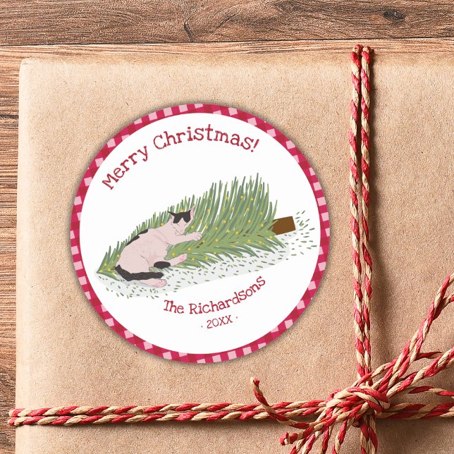 Frohe Weihnachtskatze gegen Tree Red Gingham Runder Aufkleber (Von Creator hochgeladen)