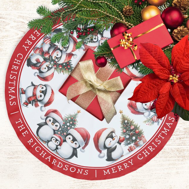 Frohe Weihnachtspinguine Familienname Weiß und Rot Polyester Weihnachtsbaumdecke (Von Creator hochgeladen)