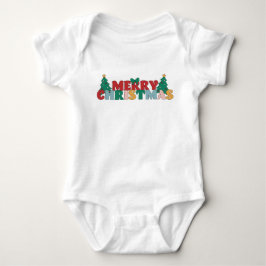 Frohe Weihnachtstypografie dekoriert Pine Tree Baby Strampler