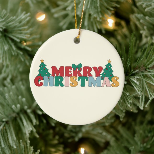 Frohe Weihnachtstypografie dekoriert Pine Tree Keramik Ornament (Baum)