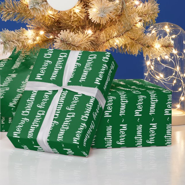 Frohe Weihnachtstypografie in Weiß auf grünem Gesc Geschenkpapier (Feiertage)
