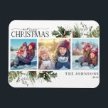 Frohe Weihnachtswälder Berry Pinecone Foto Magnet<br><div class="desc">Feiern Sie die schönste Zeit des Jahres mit unserem frohen Weihnachtswald Berry Pinecone Foto Magnet! Diese wunderschöne Karte zeigt eine atemberaubende Collage von drei Fotos mit moderner Aquarell, festlichen Heiligen Beeren und Pinecone Motiven. Die perfekte Art, Ihren Freunden und ihren Lieben den Feiertag zu schenken, ist diese Karte sicher, um...</div>