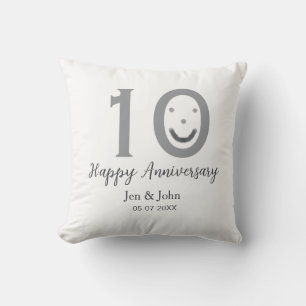 Frohes 10. Jubiläum Name Datum grau fette Emoji Kissen