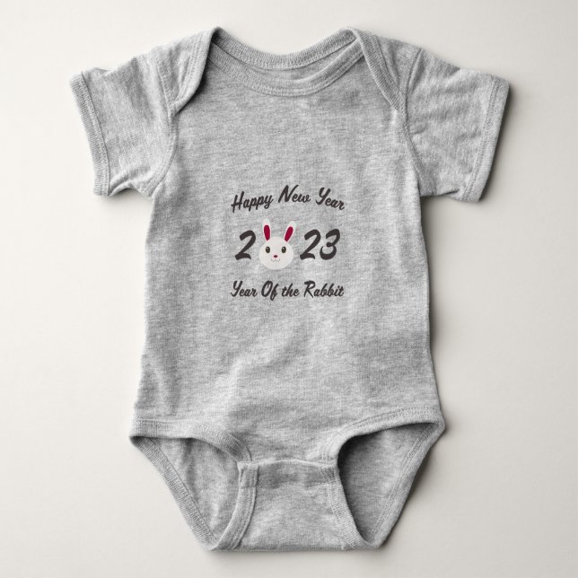 Frohes neues Jahr 2023 Jahr des Kaninchens Baby Strampler (Vorderseite)