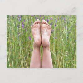 fröhlich barfuß in Wildblumen Postkarte