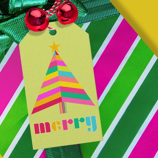 fröhlich farbenfroher gestreifter Weihnachtsbaum h Geschenkanhänger (merry fun bright geometric stripe tree gift tag with bright pear green background)