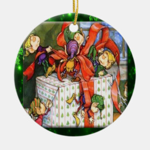 Fröhliche Elfen beim Einpacken von Geschenken als Keramik Ornament