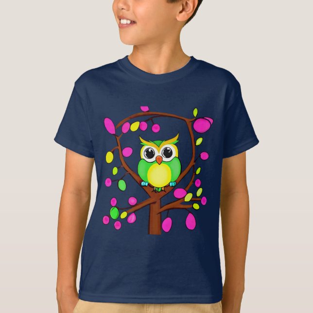 Fröhliche Eule in einem mehrfarbigen Baum T-Shirt (Vorderseite)