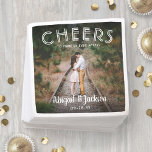 Fröhliche Ewigkeit nach stilvollem Foto Hochzeit Serviette<br><div class="desc">Fügen Sie Ihrem Hochzeitsempfang eine elegante Touch hinzu, die Party-Dekoration mit dem Foto "Cheers to Happily Ever After" Papierservietten. Das Bild und alle Texte auf dieser Vorlage sind einfach zu personalisieren für eine Hochzeit, Verlobung, Pärchen-Brautparty, Jubiläum oder andere Anlässe. Das moderne, minimalistisch-weiße Typografie-Design zeichnet sich durch die Namen der Ehepaare...</div>