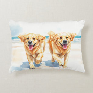 Fröhliche Golden Retriever am Strand – Aquarell Dekokissen