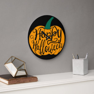 Fröhliche Halloween-Beschriftung auf ausgehöhltem Große Wanduhr