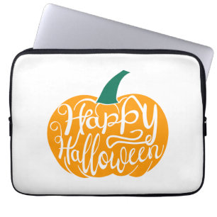 Fröhliche Halloween-Schrift auf geschnitztem Kürbi Laptopschutzhülle
