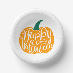 Fröhliche Halloween-Schrift auf geschnitztem Kürbi Pappteller