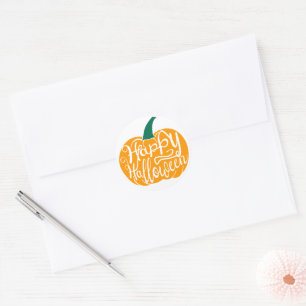 Fröhliche Halloween-Schrift auf geschnitztem Kürbi Runder Aufkleber