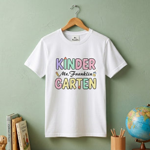 Fröhliche Pastell-Kindergärtnerinnen-Name-Grafik T-Shirt
