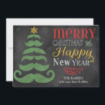 Fröhliche Schnurrbart-Tafel-flache Weihnachtskarte Feiertagskarte<br><div class="desc">Fröhliche Schnurrbärte machen einen süßen, schrulligen Weihnachtsbaum und trendy, bunt, Chic, Vintage Tafeltypographie sendet eine spezielle Feiertagsmitteilung, um dieses ein Muss haben, einzigartige flache Weihnachtskarte senden der Familie zu lassen und Freunde diese Ferienzeit. Personifizieren Sie leicht diese Grußkarte, indem Sie die gegebenen Vorlagen verwenden, um Ihre Namen zu addieren. Vergessen...</div>